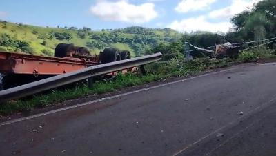 Marquinho: Caminhoneiro morre apÃ³s tombar caminhÃ£o na PR 158